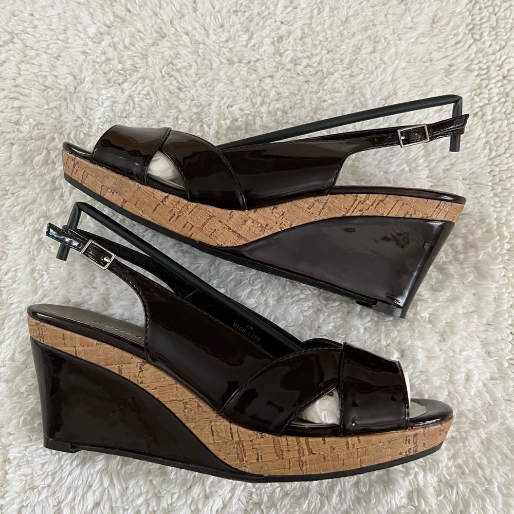 NWT DRESS BARN HIGH LIFE Brown Open Toe Sandal Size 7